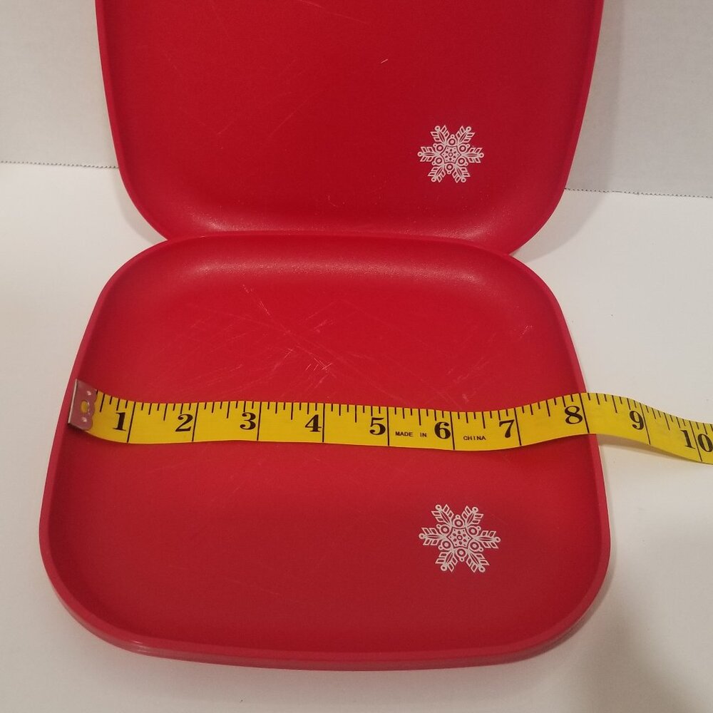 Tupperware Red Snowflake Plates and Mugs (4 pieces total), GUC - EUC - Picture 4 of 14